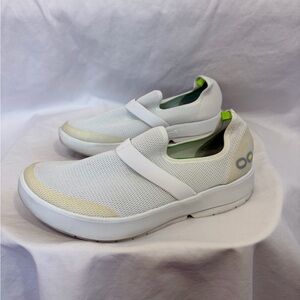 OOFOS OOMG EEZEE LOW SHOE White Slip-On Sneakers Size 9 EU 40 Recovery Shoe